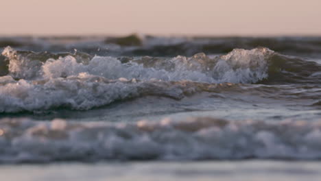 Meereswellen,-Die-Während-Des-Sonnenuntergangs-Am-Strand-Rauschen