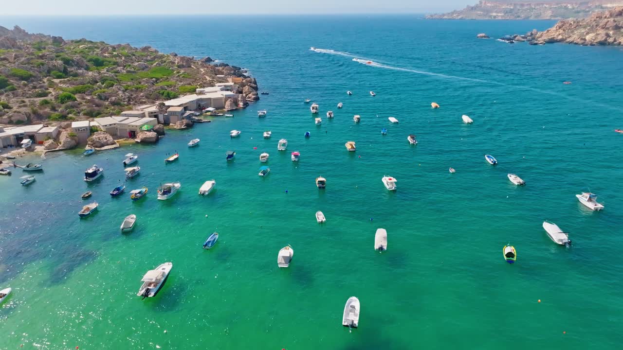 평화로운 말테스 만의 매혹적인 항공 영상.