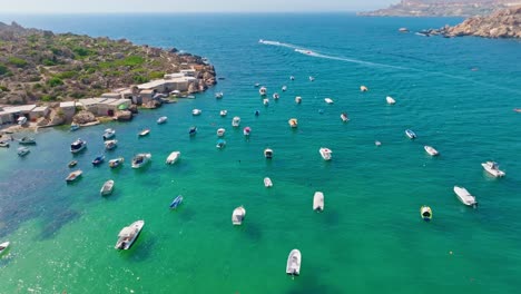 un cautivador video aéreo de una pacífica bahía maltesa llena de barcos anclados