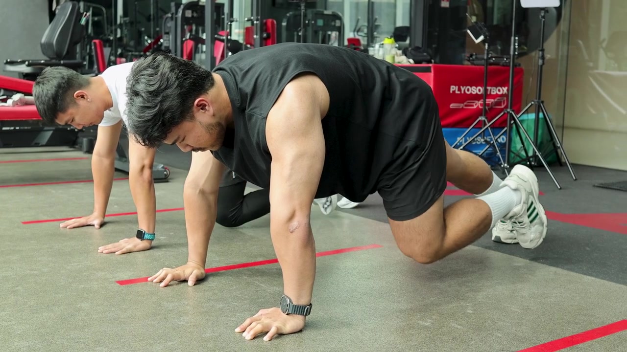Dois Homens Realizando Exercícios de Escalada Sincronizados em uma Academia Moderna em Bangkok, Tailândia