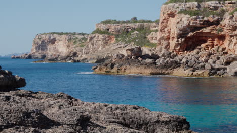 Aguas-Turquesas-De-Mallorca,-España,-Rodeadas-Por-Una-Formación-Rocosa