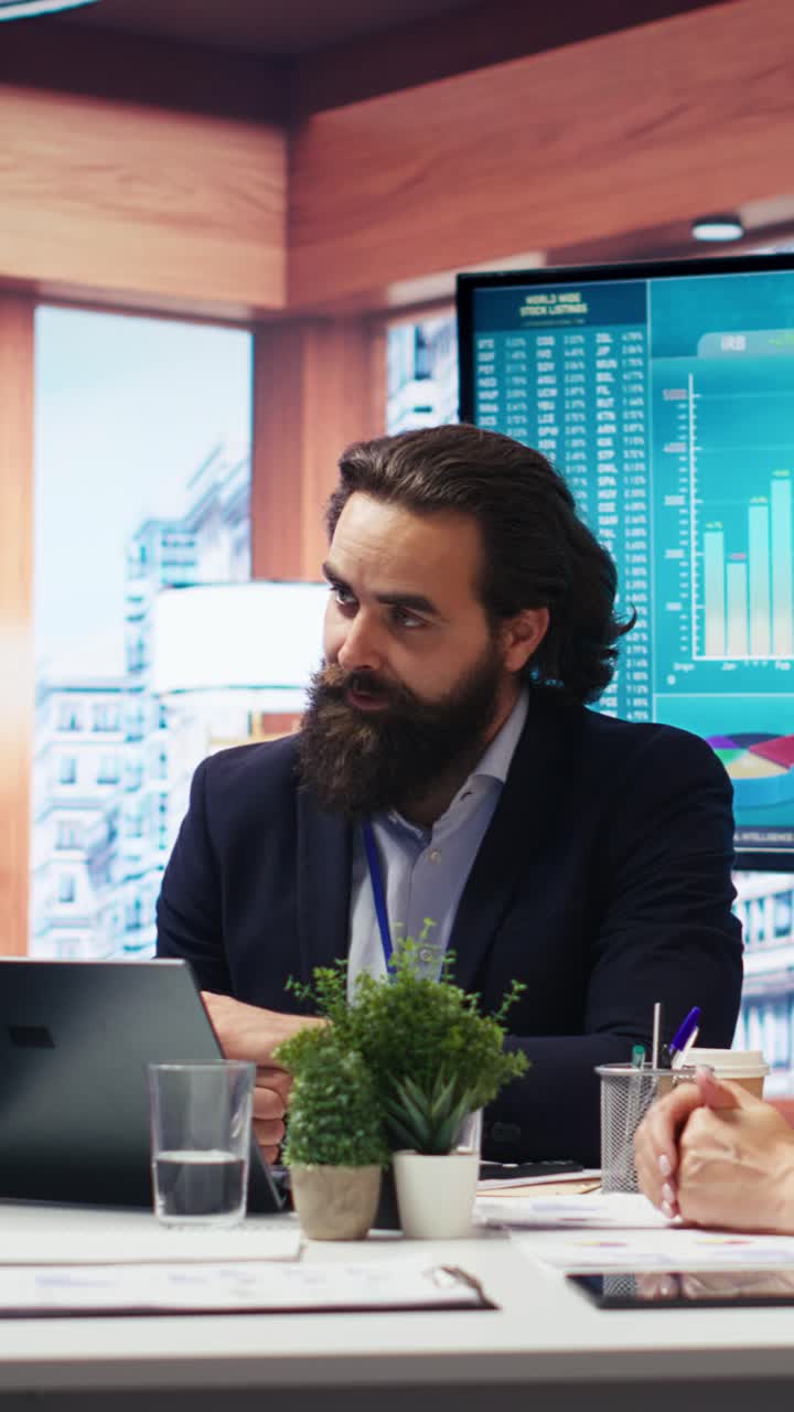 Video verticale: Consulente elabora strategie economiche personalizzate basate sugli obiettivi dei clienti.