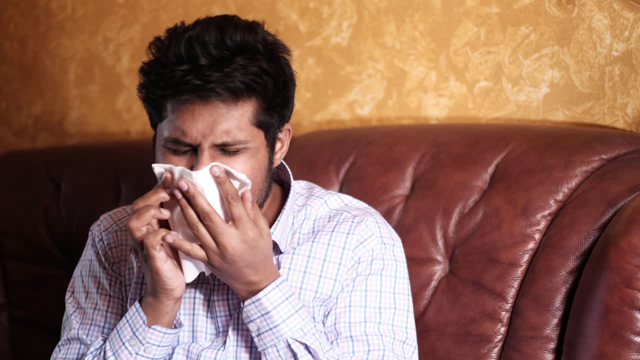 hombre soplando la nariz
