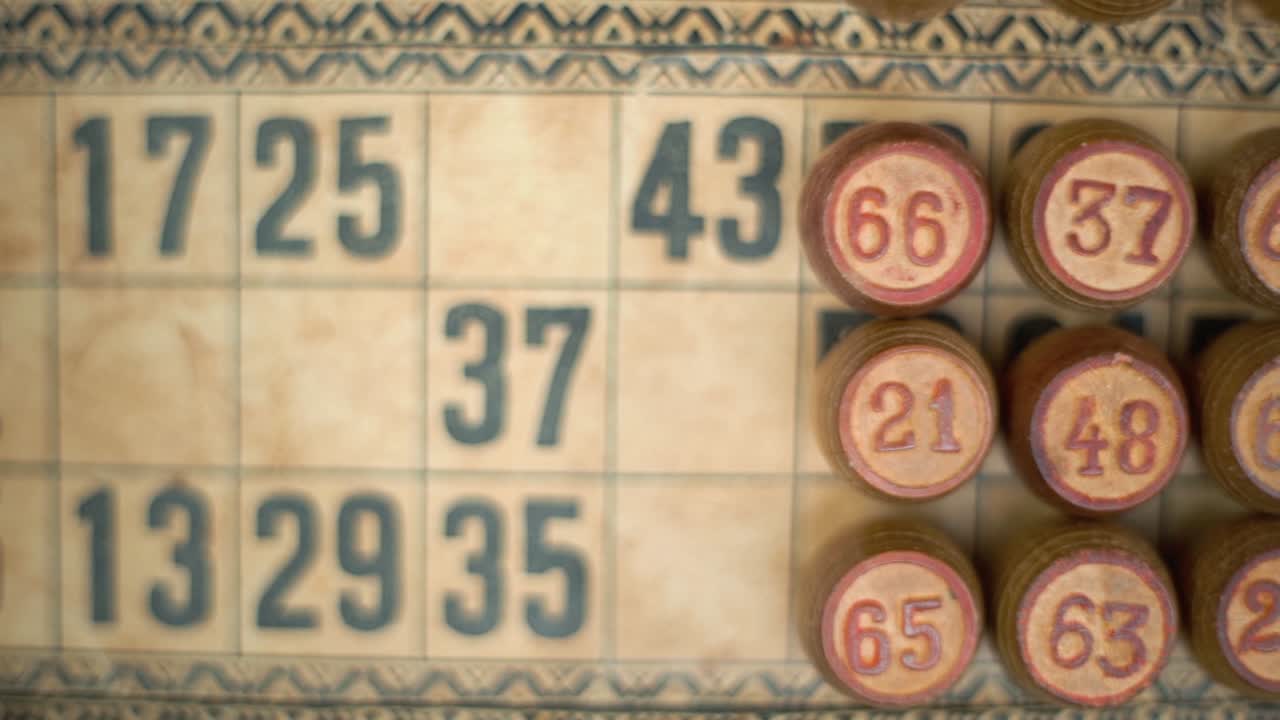 primer plano cinematográfico plano liso derecho de un bingo barriles de madera, figuras de madera, en un antiguo fondo de números con textura, juego de mesa vintage, número de la suerte, iluminación profesional, cámara lenta 120 fps