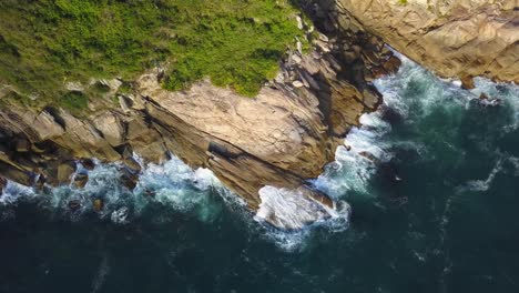 Vista-Aérea-De-Arriba-Hacia-Abajo-Descendiendo-En-La-Costa-De-La-Trilha-Da-Sepultura-En-Brasil