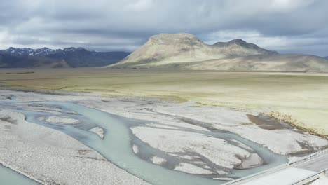 Levantándose-Del-Puente-En-El-Pintoresco-Paisaje-De-Islandia-Con-Río-Y-Montañas-Distantes