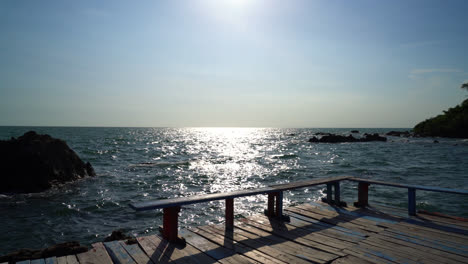 chanthaburi, thailand-1의 chedi klang nam 관점에서 나무 발코니