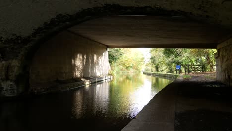 Unter-Der-Alten-Kanalbrücke-Wasserstraße-Sonnige-Herbstreflexionen-An-Der-Wand-Mit-Regennieselregen