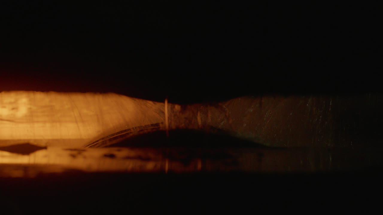 공장 의 기계 에 물 이 흘러 내리는 것