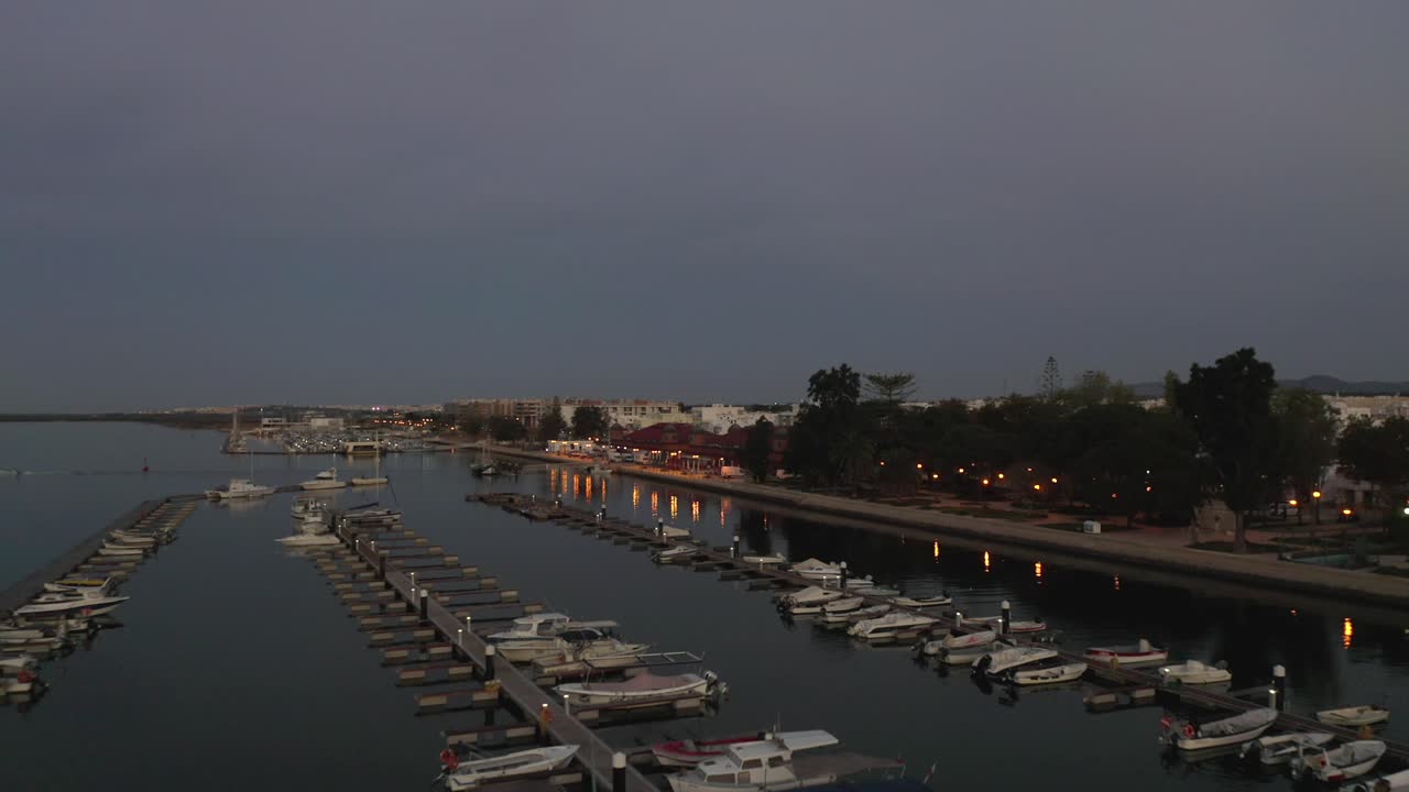 hermosa vista costera de la ciudad de olhao por la noche con hermosas luces reflejándose en las aguas