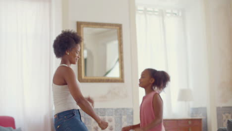 Glückliche-Schwarze-Mutter-Und-Tochter-Tanzen-Zusammen-Zu-Hause