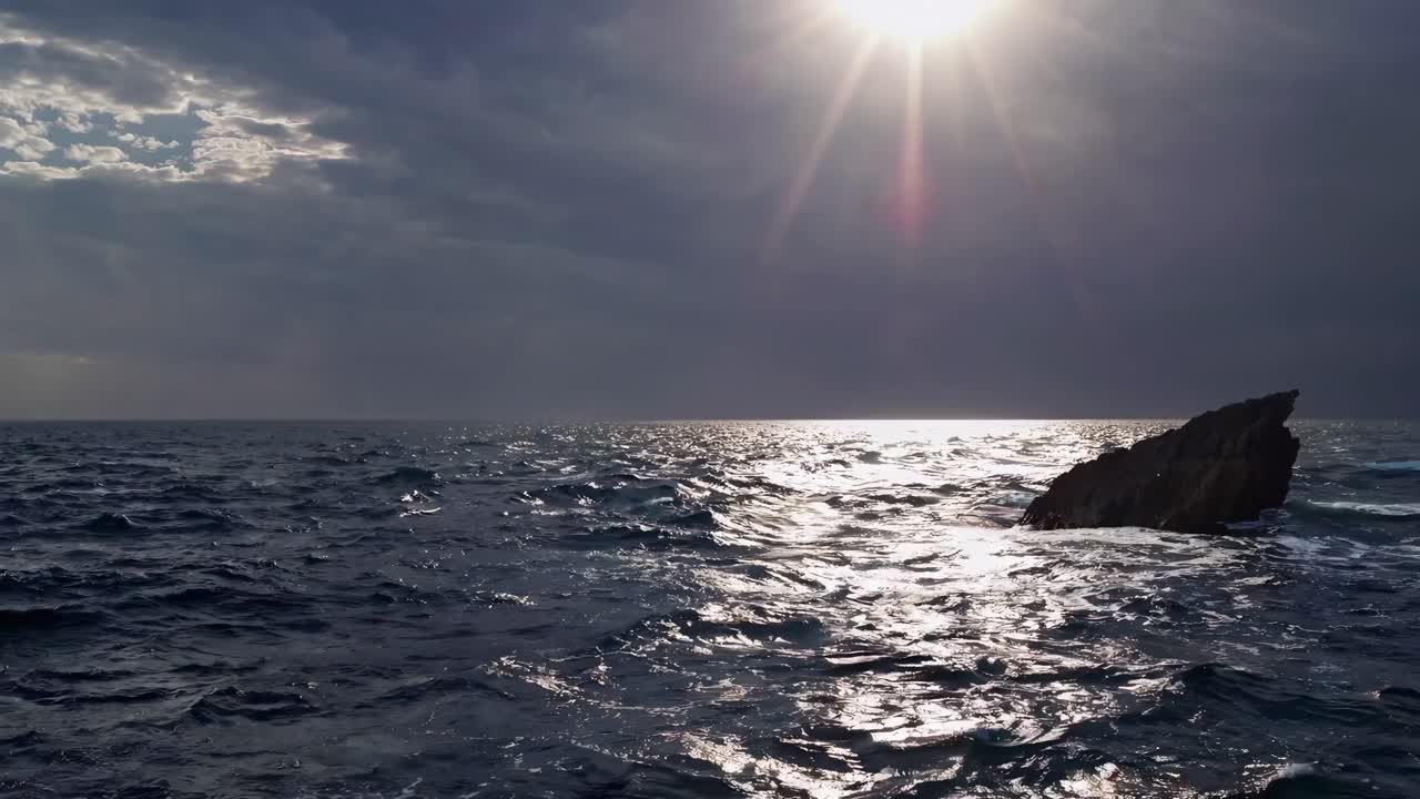 una dramática escena del océano con un cielo tormentoso