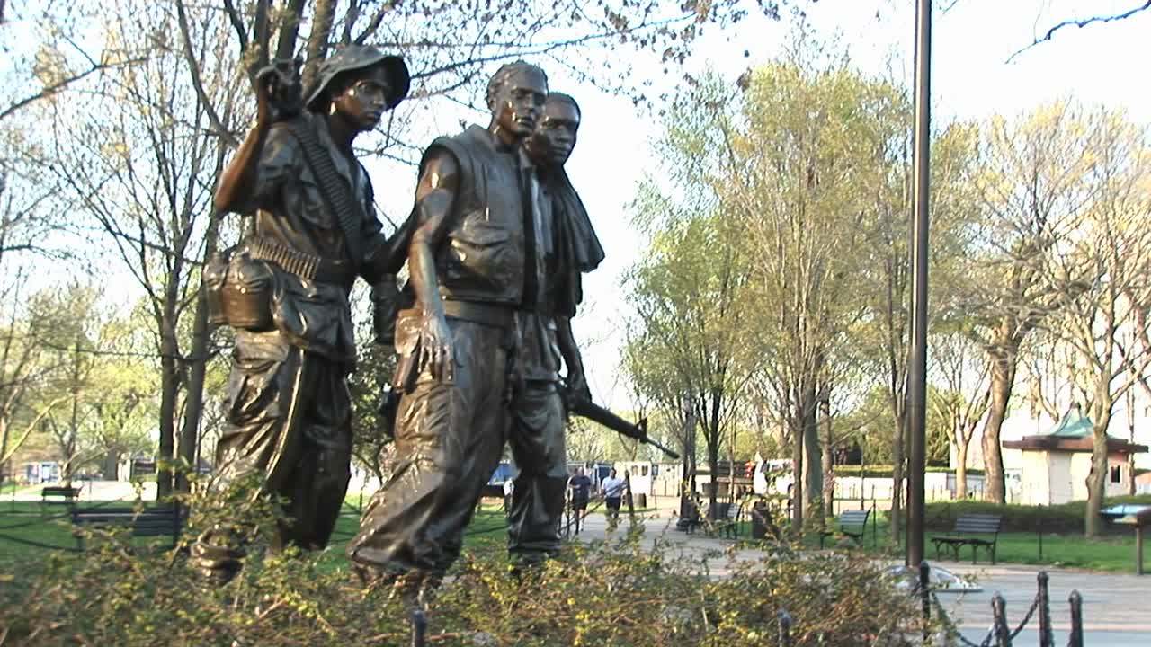 пануп на флаг соединенных штатов со скульптуры трех солдат в вашингтоне, округ колумбия