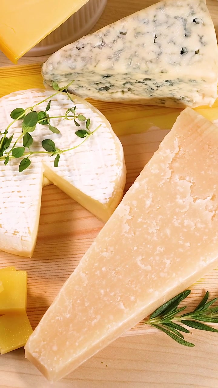 Varietà di formaggi e latticini in esposizione