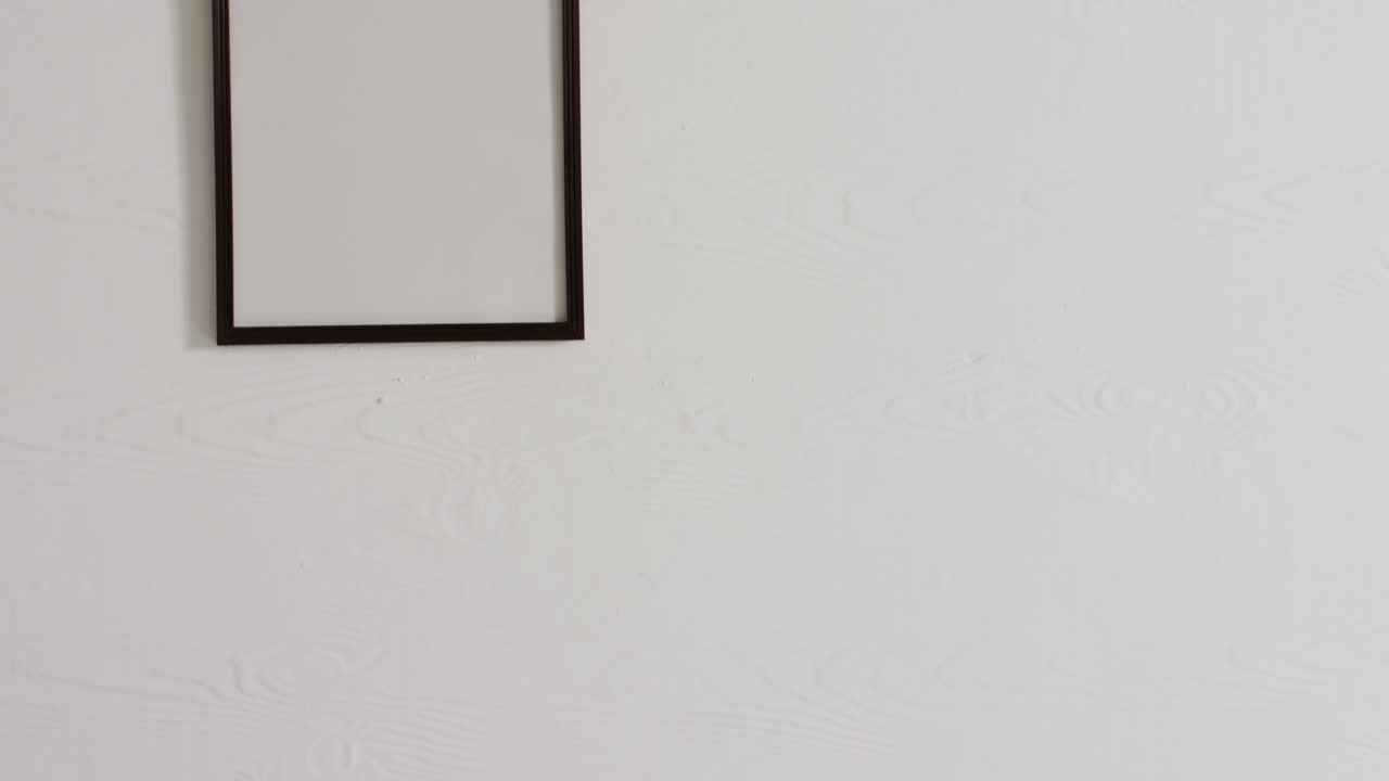 ⁇ 색 벽에  ⁇ 색 배경에 복사 공간이 있는 검은색 프레임