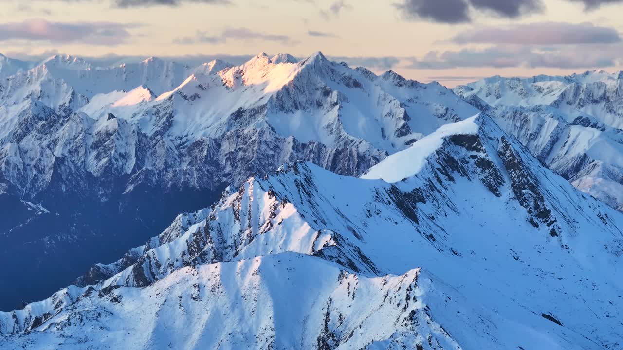 Imponenti cime montuose delle Alpi Meridionali.