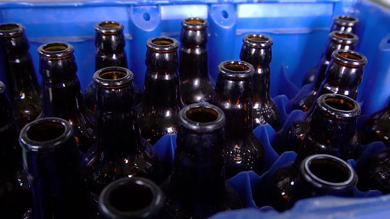 botellas viejas en una caja a la espera de ser desechadas en los lugares correctos