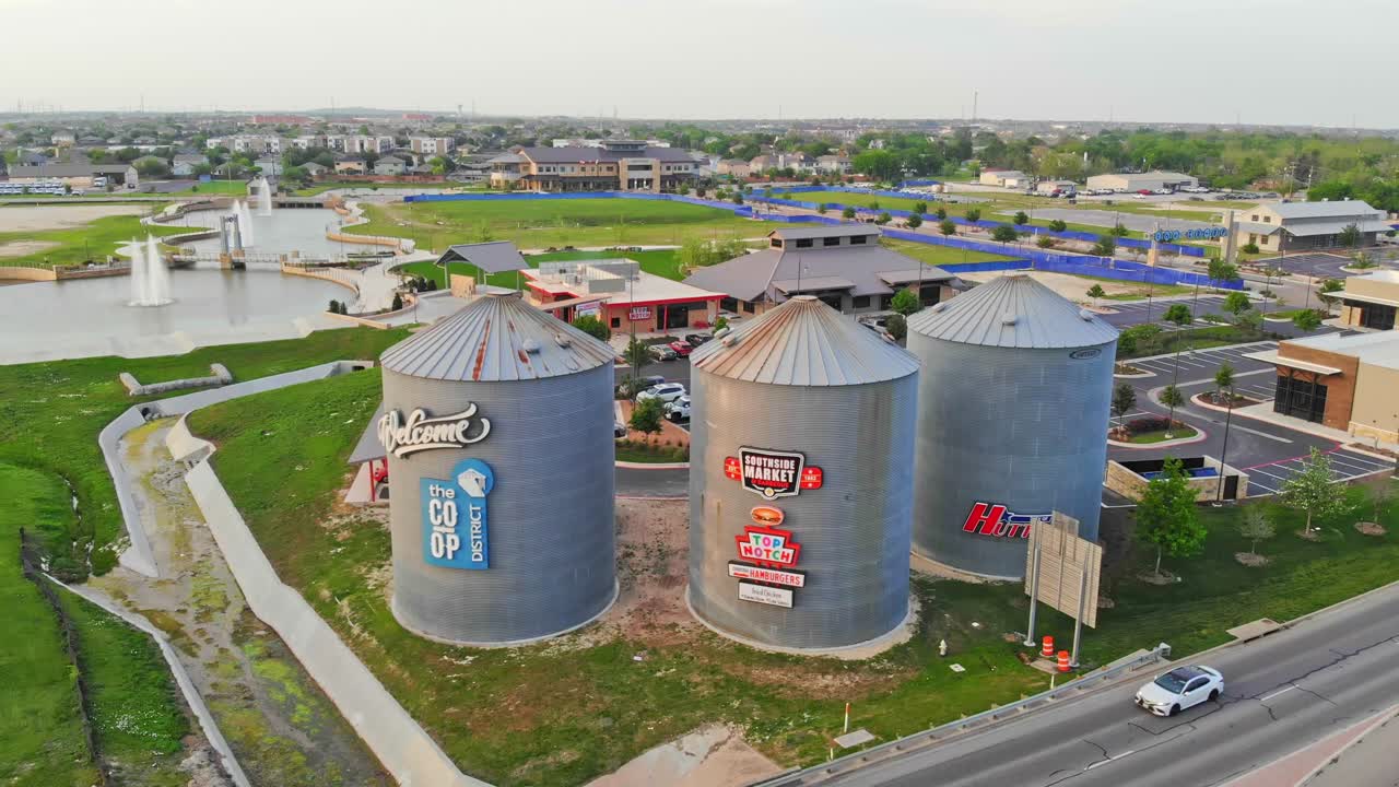 Schwebend und dann fliegend in Richtung der ikonischen Silos, die als Teil des Genossenschaftsviertels in der Innenstadt errichtet wurden