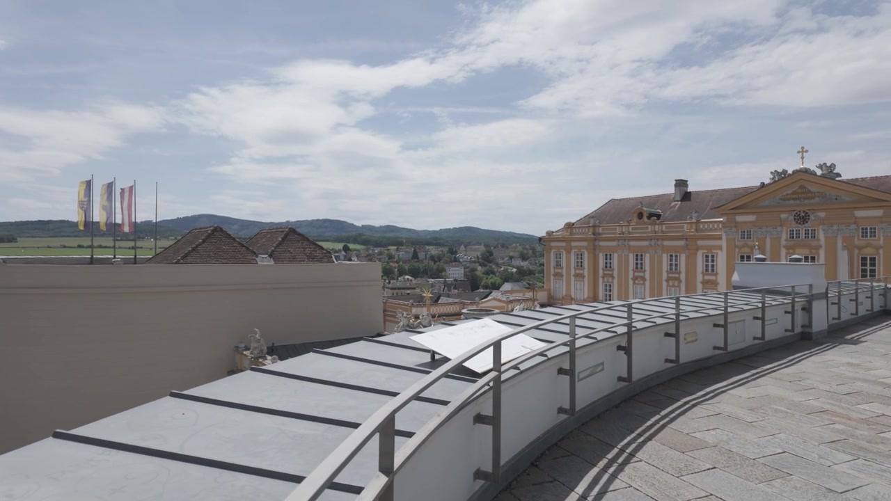 Video panoramico in 4K da un tetto dell'Abbazia di Melk che mostra parte dell'Abbazia e gli edifici circostanti sottostanti in Austria