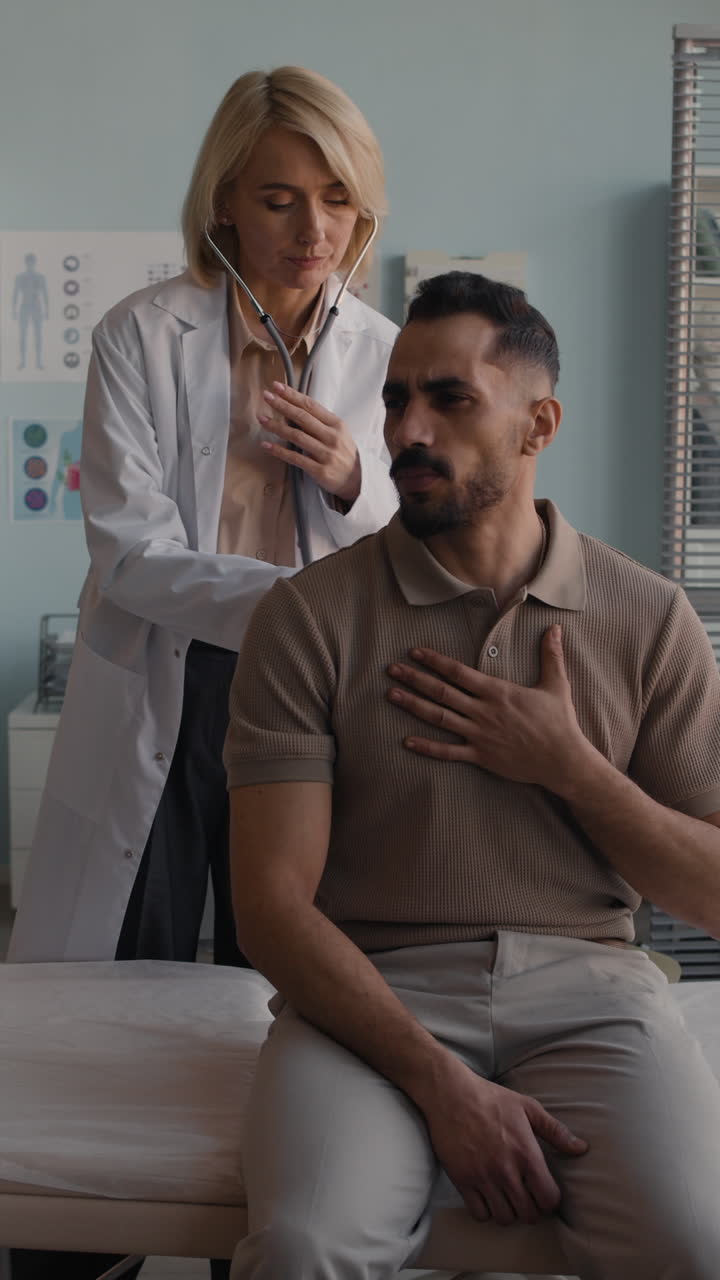 médico examinando a un paciente con un estetoscopio