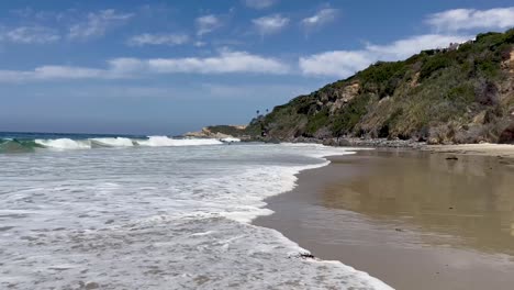 Dana-Point-Es-Una-Pintoresca-Ciudad-Costera-Ubicada-En-El-Sur-De-California,-Conocida-Por-Sus-Impresionantes-Playas-Que-Ofrecen-Una-Combinación-De-Belleza-Natural-Y-Oportunidades-Recreativas.