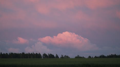 nubes de lluvia cumulus stratocumulus time lapse sobre campos de campo en pura luz del atardecer