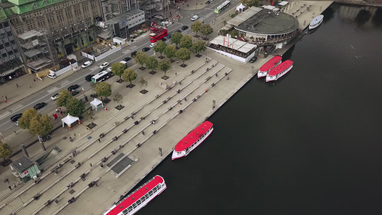 독일 함부르크 시 교통 체증 위에 가만히 서서 카메라 움직임 없음