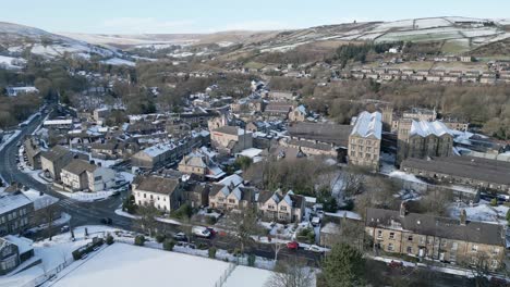 Winterfilmisches-Stadtbild-Stadtbild-Mit-Schneebedeckten-Dächern-Panorama-4k-Marsden-Dorf-West-Yorkshire,-Endland