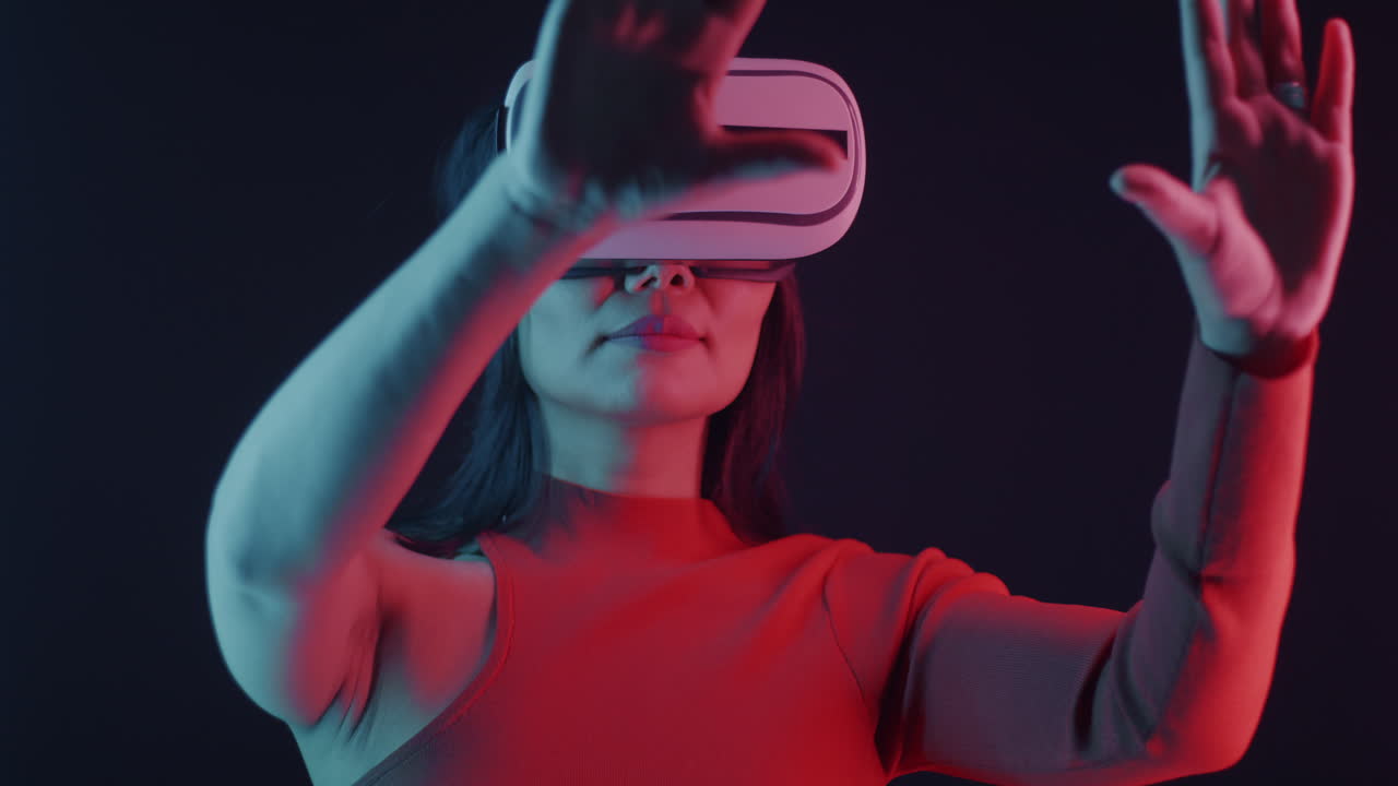 Donna vivendo la realtà virtuale