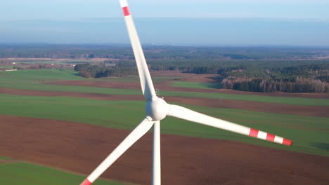 primer plano de las palas giratorias de las turbinas eólicas en el campo de polonia - descenso aéreo