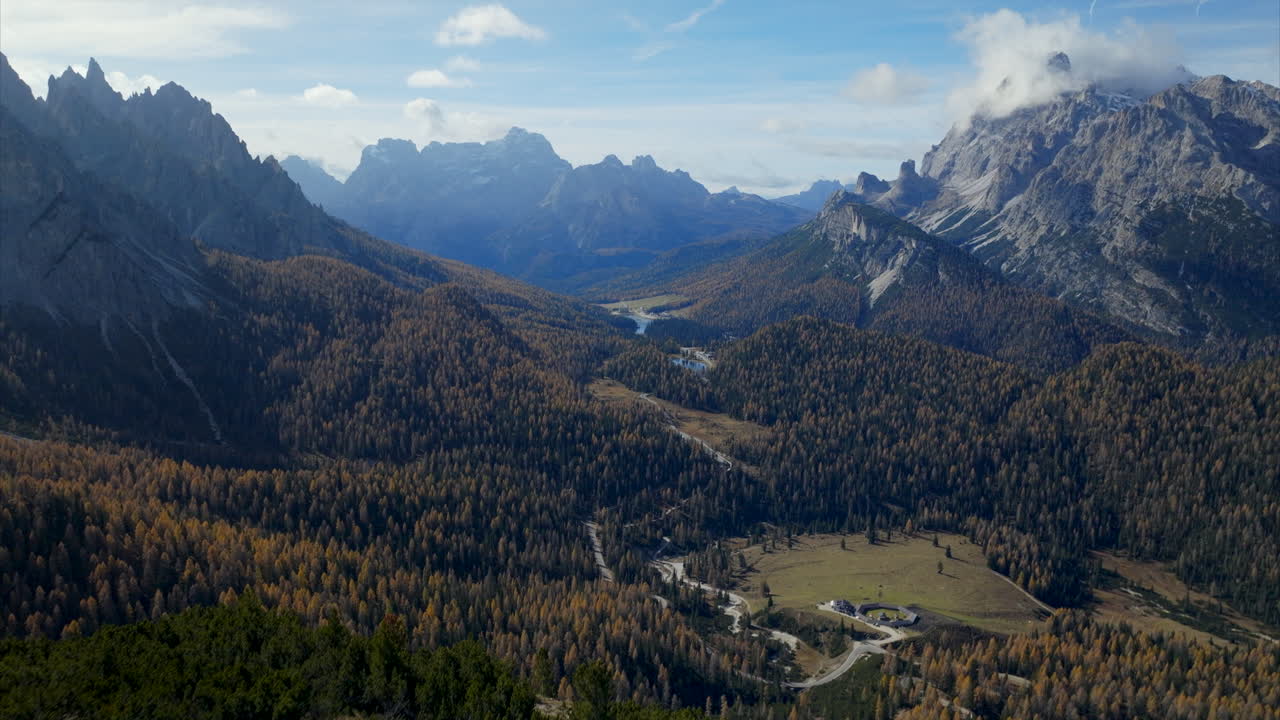 vista aérea de los impresionantes alpes de montaña desde una meseta en la región de tirol del sur en italia