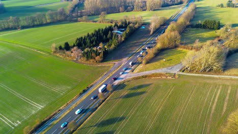 Die-Sonne-Am-Späten-Nachmittag-Wirft-Lange-Schatten-Auf-Eine-Ruhige-Landstraße