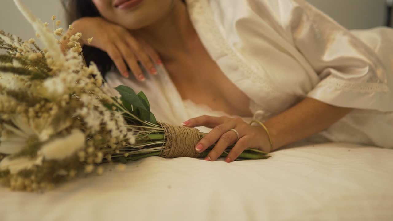 반 얼굴 웃는 꽃다발을 들고 누워 신부