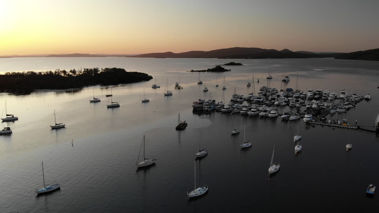 marina aérea bahía puerto puesta de sol velero dron 4k