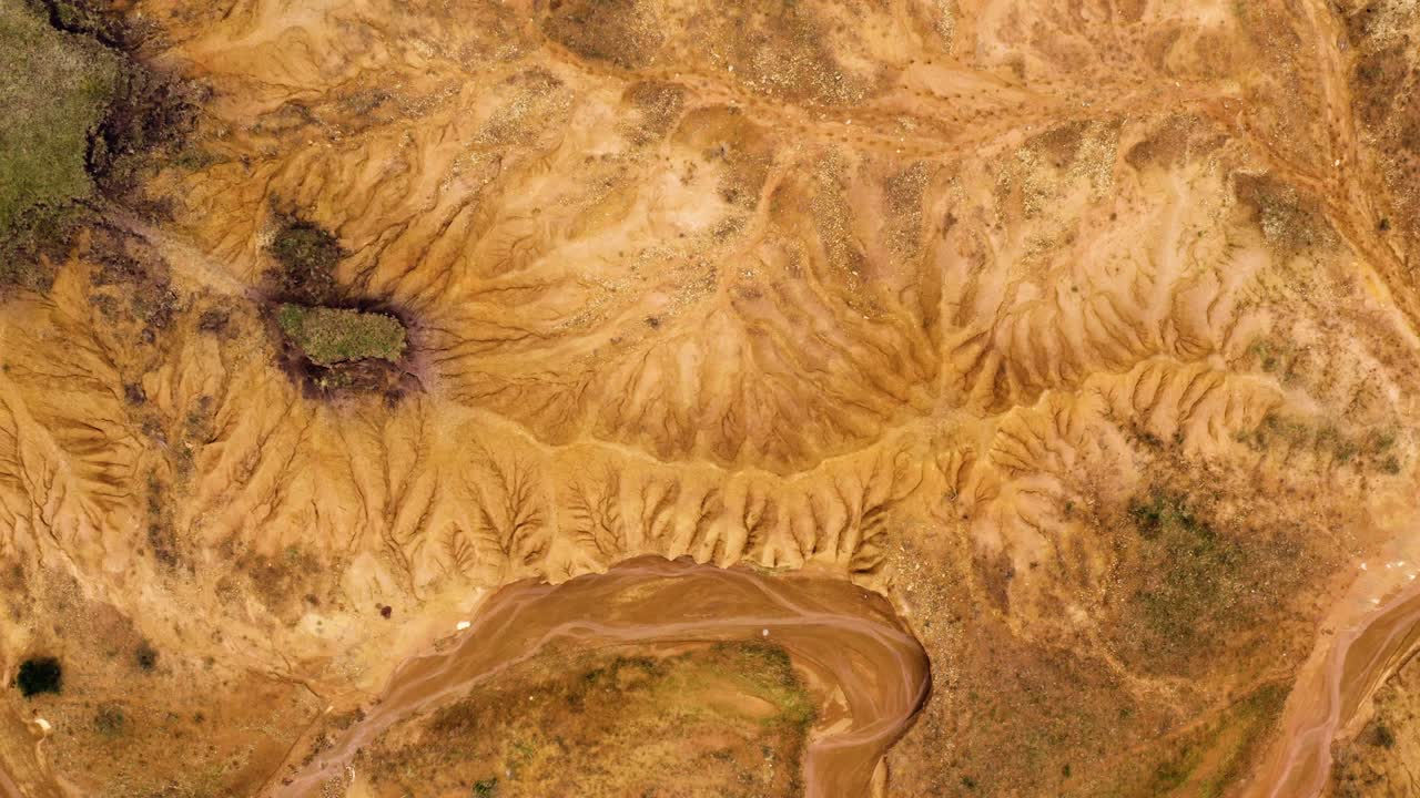 vista aérea de la tierra destruida por la erosión del suelo por malas prácticas agrícolas. cambio climático y calentamiento global