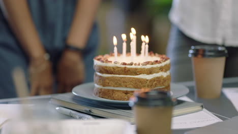 행복 한 사업가 들 이 생일 파티 를 축하 하고 있다. 상사 의 여자 는  ⁇ 불 을 불어서 사무실 에서 파티 를 즐기고 있다.