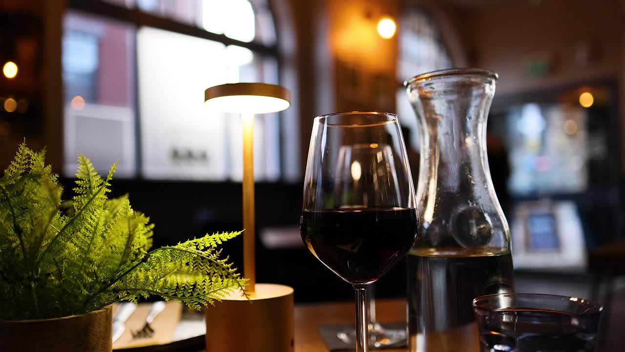 와인 과 술 을 마실 수 있는 편안 한 환경