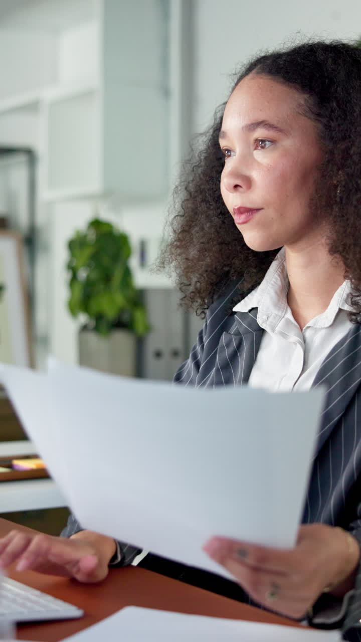 Jovem empresária revisando documentos e trabalhando no escritório