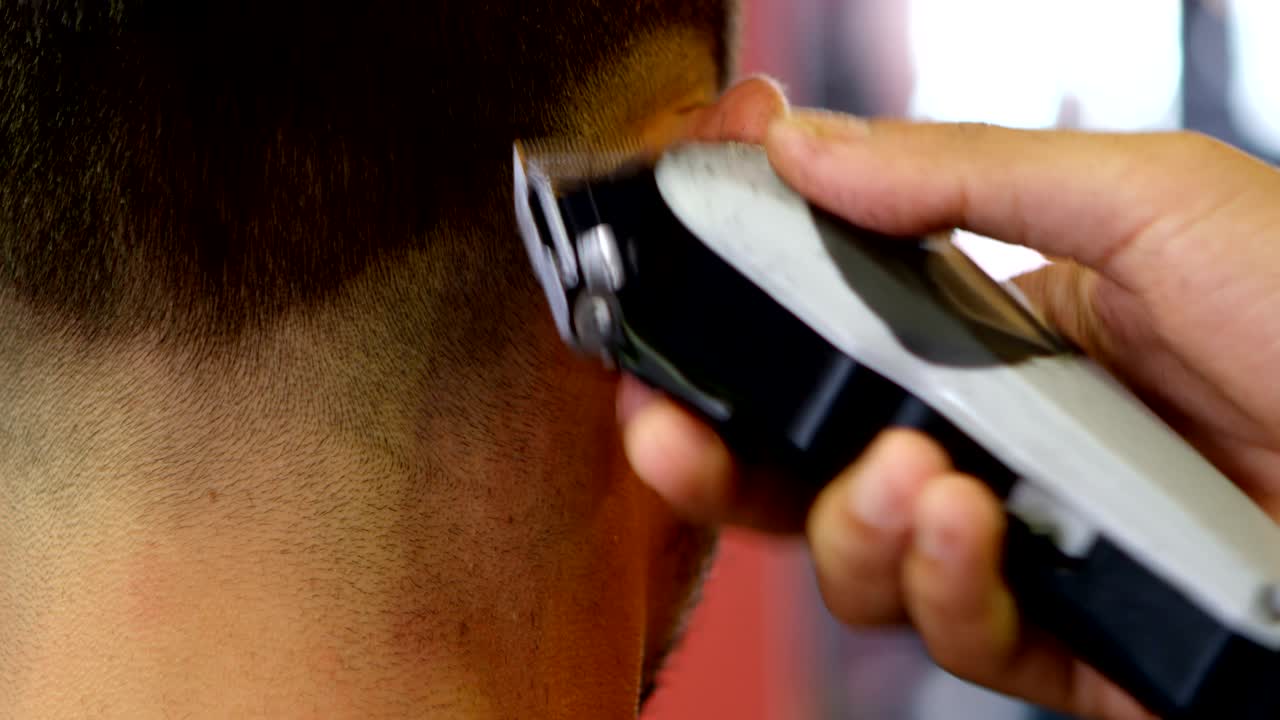 hombre cortándose el cabello por un peluquero 4k