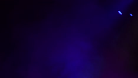 luces de cañón y humo en un concierto