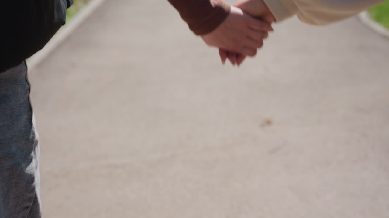 disfrutando de paseos tranquilos por calles bulliciosas, caminatas relajadas y cálidas por senderos metropolitanos animados, participando en paseos serenos y suaves en medio de un entorno urbano enérgico y vibrante