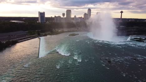 Toma-Aérea-Del-Río-Niagara-Sobre-Las-Cataratas-Herradura-Canadá