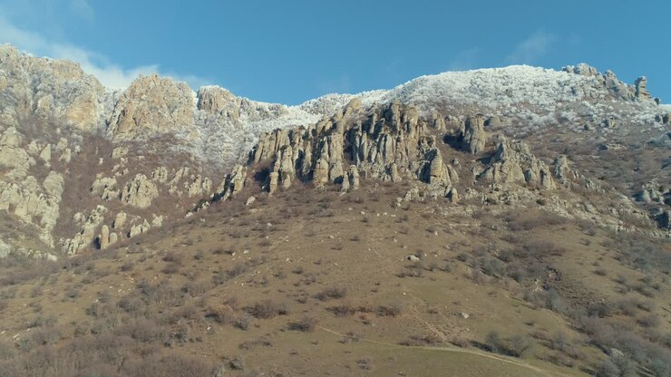 Paesaggio montano invernale con cime ghiacciate