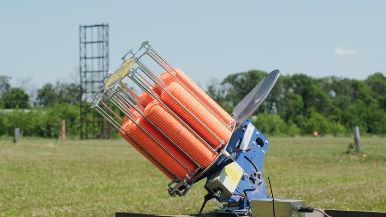 에서 천천히 움직이는 점토 비둘기, 판에 벤치 촬영, 판에 v-log 벤치 슈팅, 판을 던지는 자동 기계, 벤치 쇼팅을위한 던지기 기계.