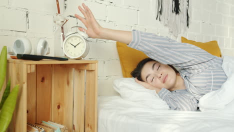 la mujer se despierta.