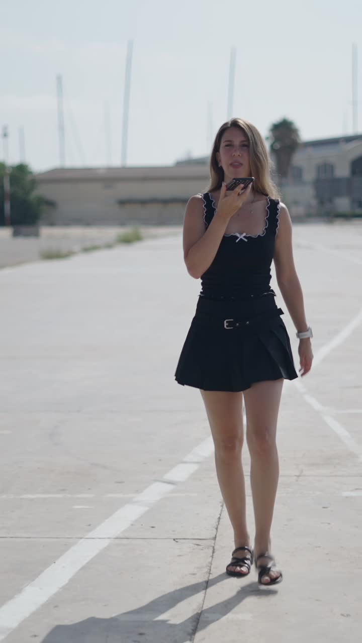 여자 가 고 전화 로 이야기 하고 있다