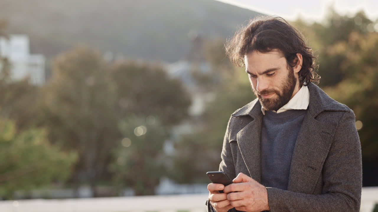 hombre emocionado y alegre contestando su teléfono