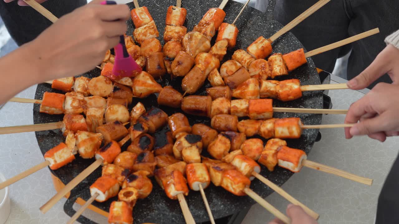 grupo de personas asando suki satay en una sartén caliente en una fiesta de barbacoa