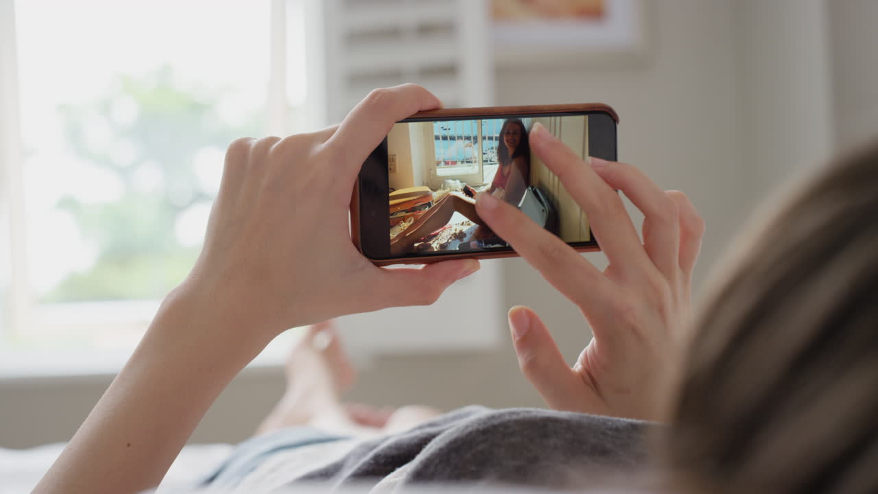 사진 을 들여다보고 확대 하는 사람