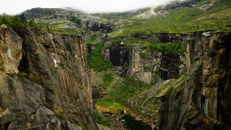 acantilados rocosos erosionados y empinados del cañón de hellmojuvet en el norte de noruega